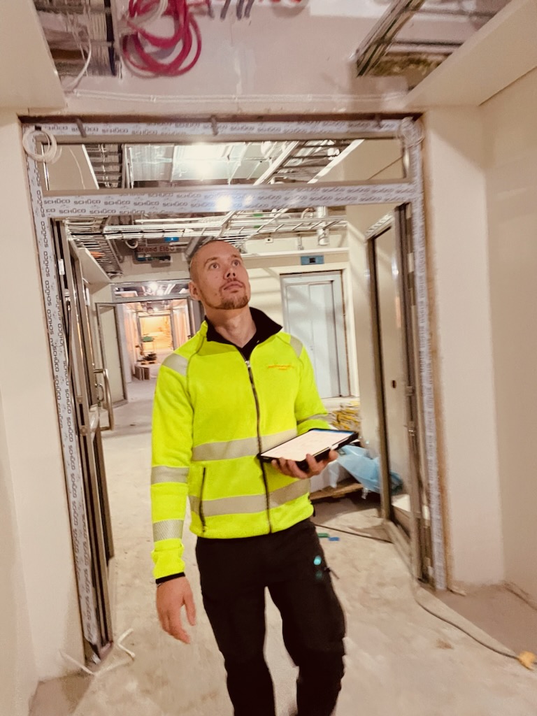 Martin Andersson, KIWA-certifierad besiktningsman, på besiktningsuppdrag